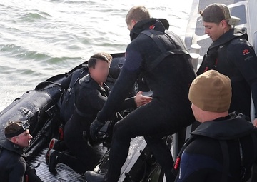 U.S. Coast Guard trains with 1st SFG (A) Green Berets on casualty care, rough water operations near Cape Disappointment