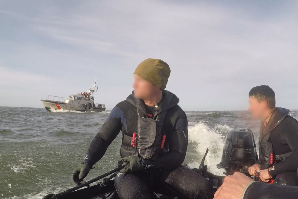 U.S. Coast Guard trains with 1st SFG (A) Green Berets on casualty care, rough water operations near Cape Disappointment