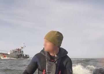 U.S. Coast Guard trains with 1st SFG (A) Green Berets on casualty care, rough water operations near Cape Disappointment