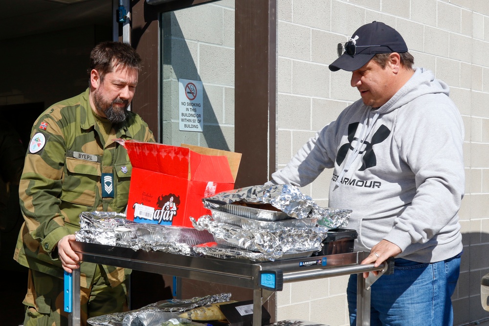 Norwegians, Americans donate food