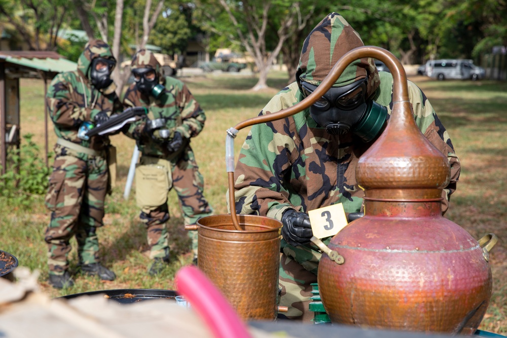 U.S. Marines, Philippine Army Soldiers conduct combined CBRN training during Balikatan 2022