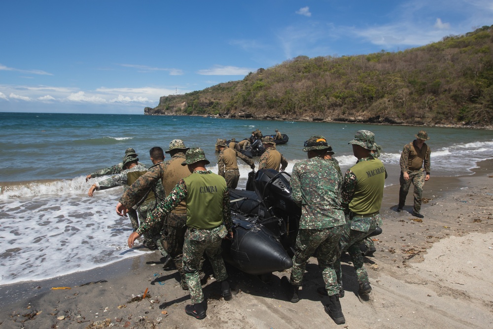 Balikatan 22 - U.S. and Philippine Recon Marines Amphibious Raid Rehearsal