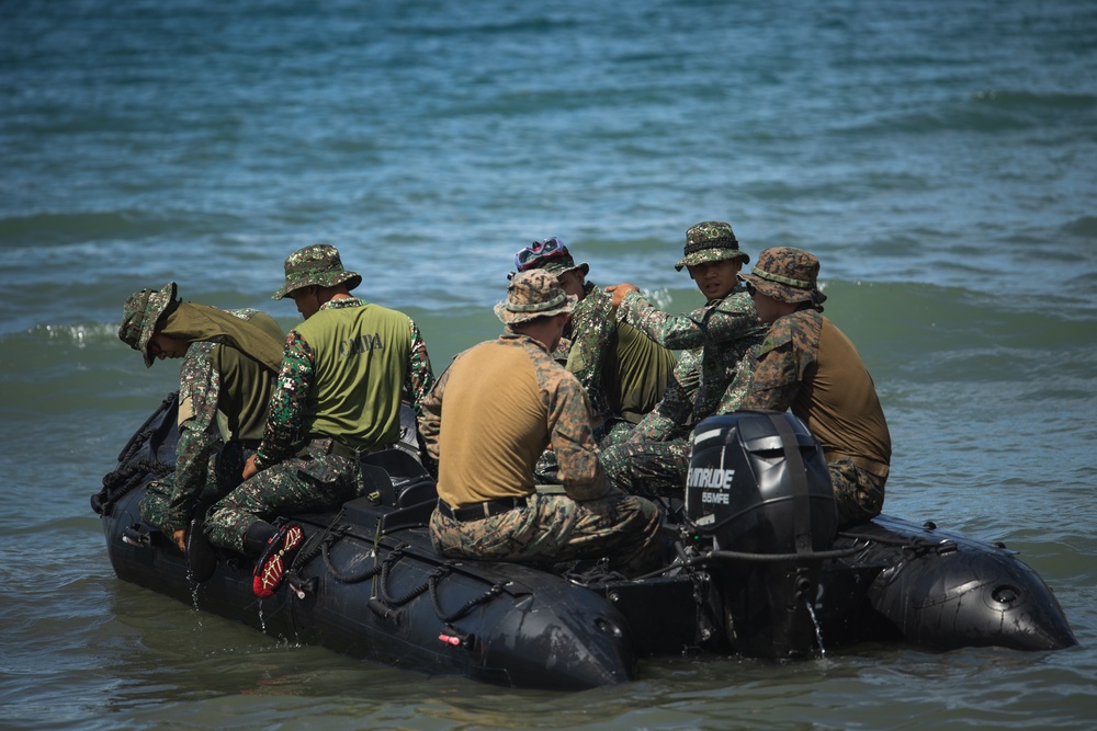 Balikatan 22 - U.S. and Philippine Recon Marines Amphibious Raid Rehearsal