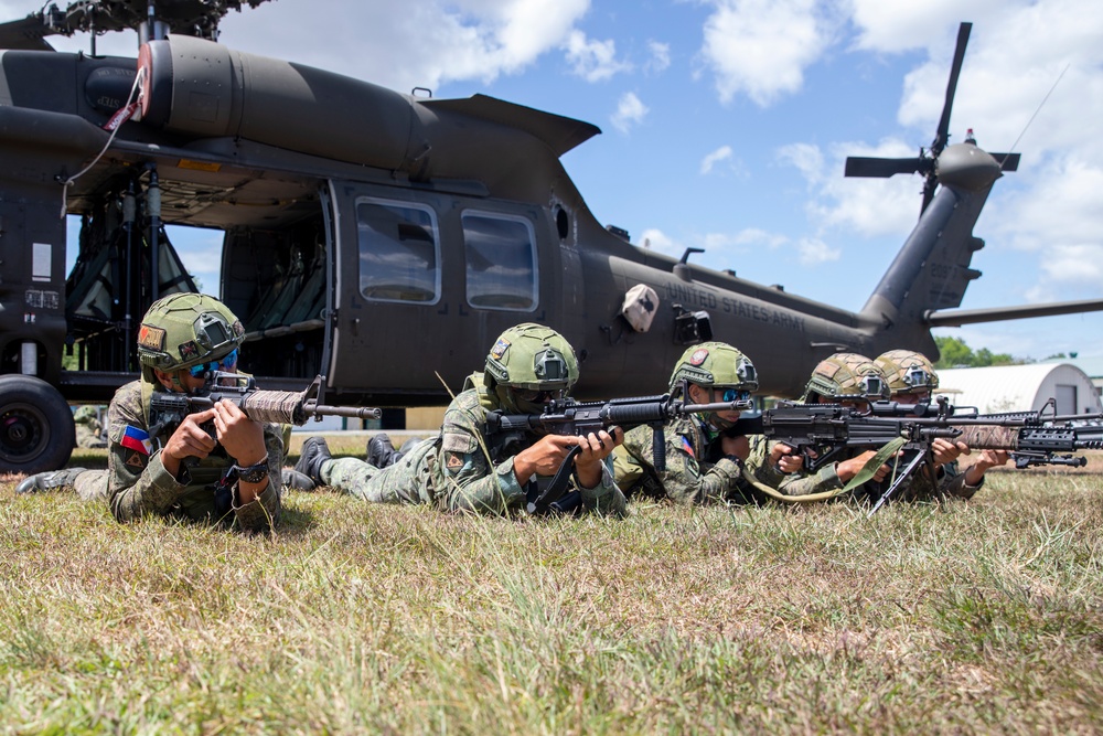 U.S. Army, Philippine Army Soldiers conduct combined air assault cold load training during Balikatan 22