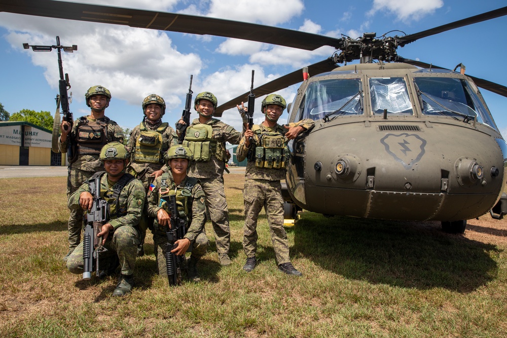 U.S. Army, Philippine Army Soldiers conduct combined air assault cold load training during Balikatan 22