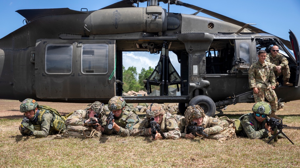 U.S. Army, Philippine Army Soldiers conduct combined air assault cold load training during Balikatan 22