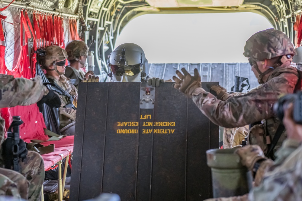 211th Aviation Regiment and 1-487th Field Artillery Sling Load Training