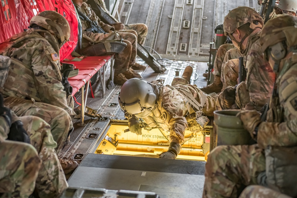 211th Aviation Regiment and 1-487th Field Artillery Sling Load Training