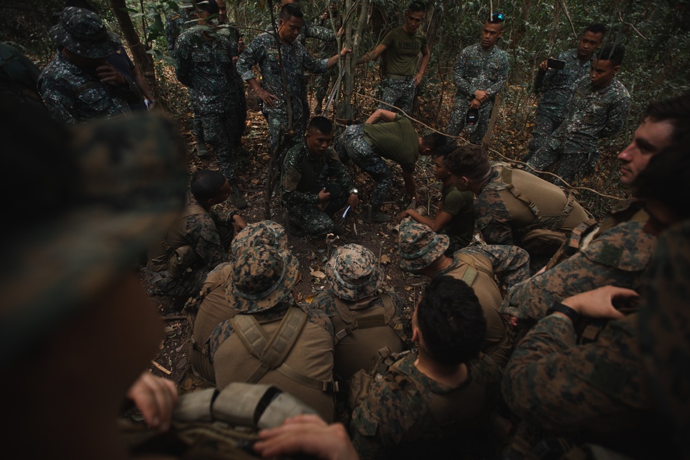 Balikatan 22 – U.S. and Philippine Recon Marines Jungle Survival Training