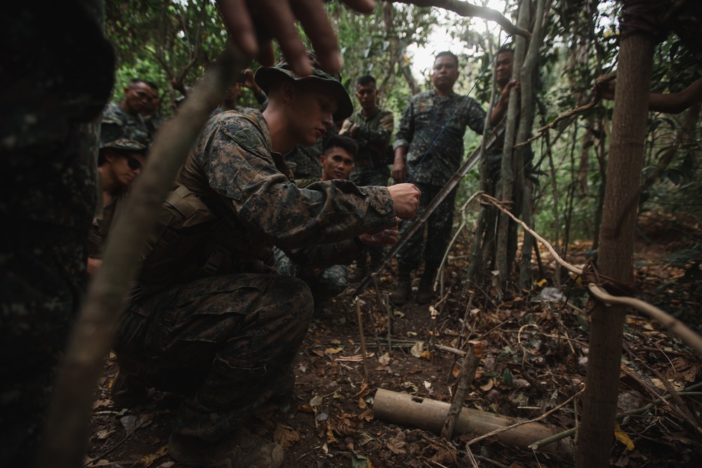 Balikatan 22 – U.S. and Philippine Recon Marines Jungle Survival Training