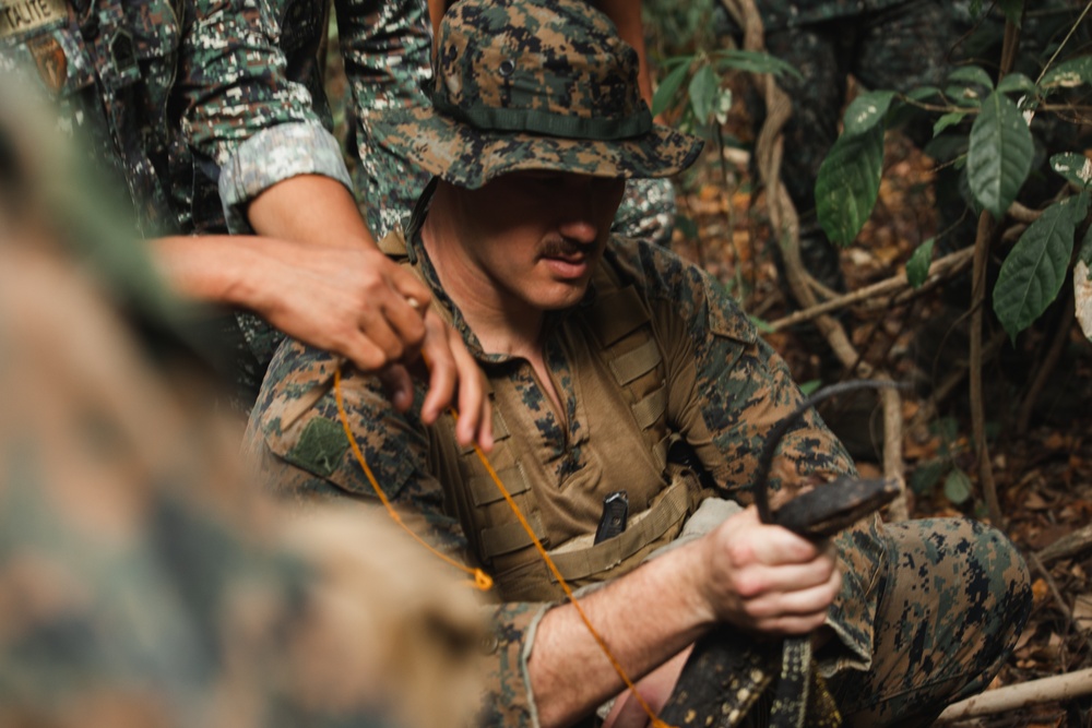 Balikatan 22 – U.S. and Philippine Recon Marines Jungle Survival Training