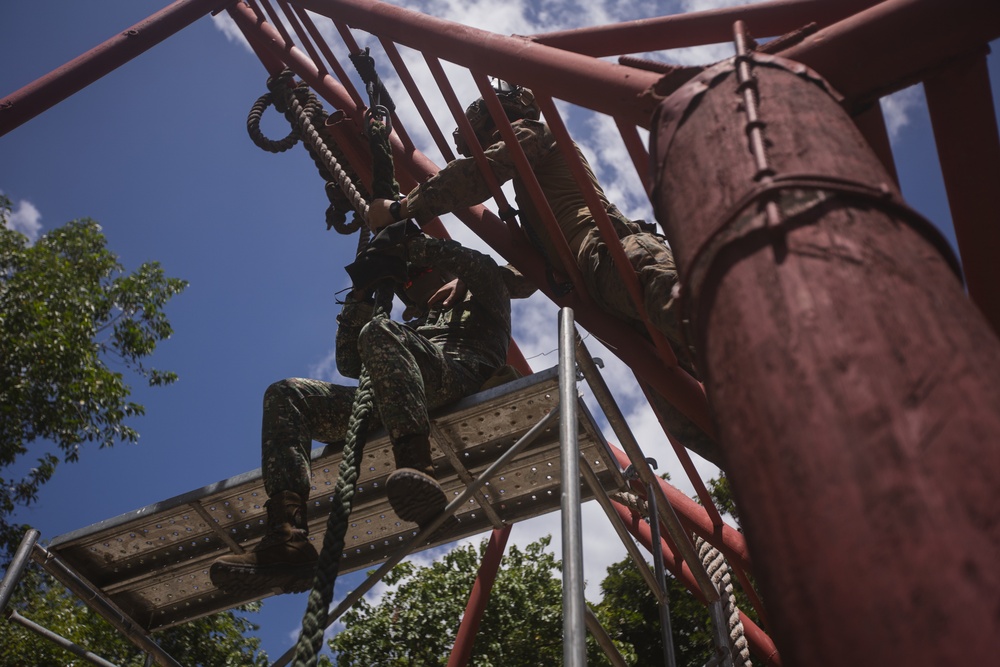 Balikatan 22- U.S. and Philippine Recon Marines Fast Rope