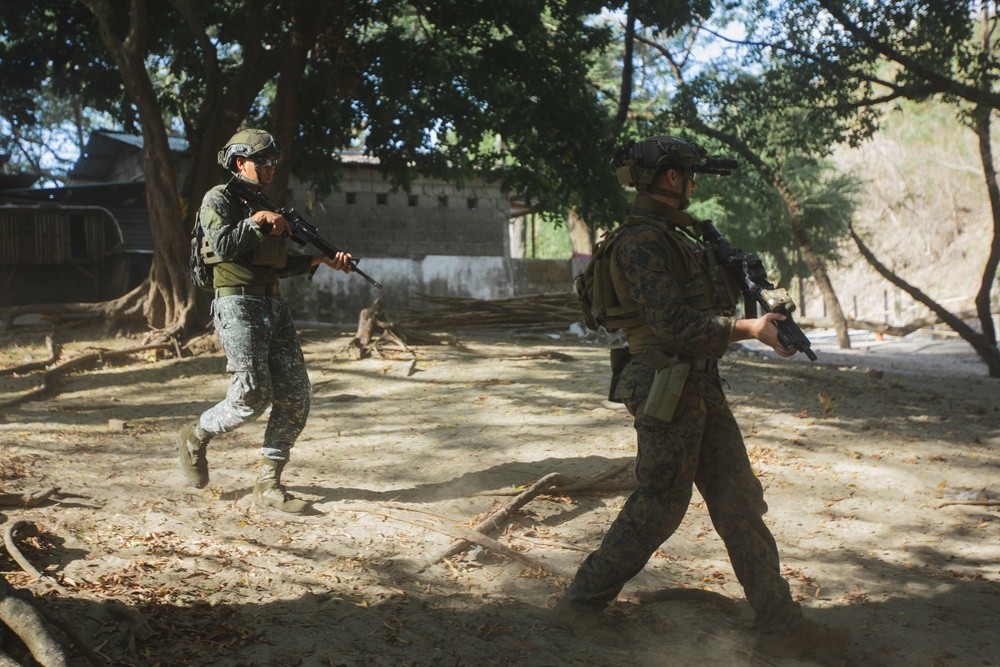 Balikatan 22- U.S. and Philippine Recon Marines Patrol