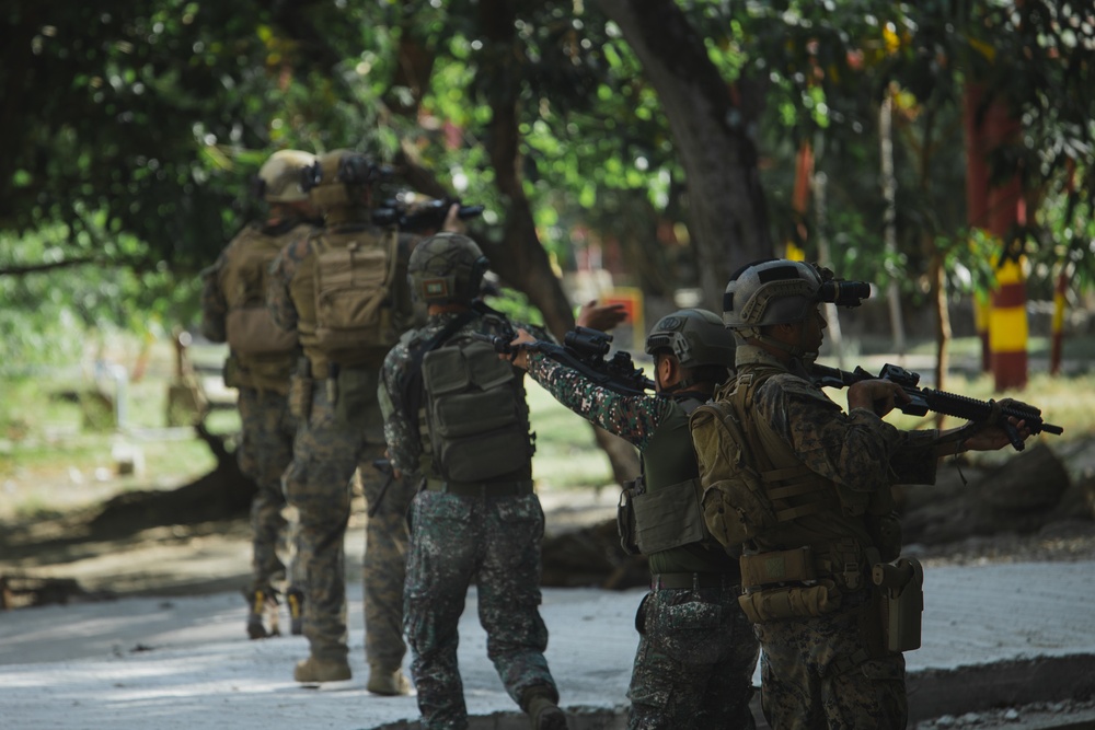 Balikatan 22- U.S. and Philippine Recon Marines Patrol