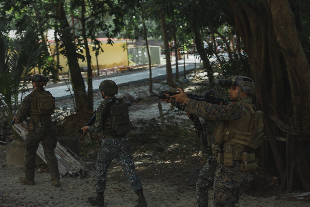 Balikatan 22- U.S. and Philippine Recon Marines Patrol