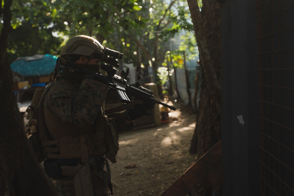 Balikatan 22- U.S. and Philippine Recon Marines Conduct Raids