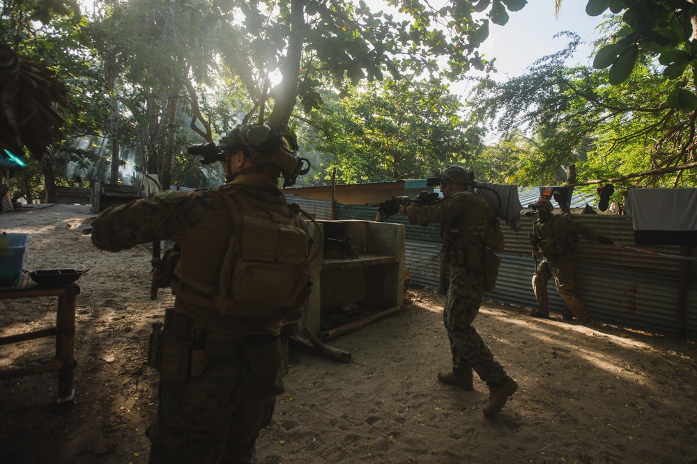 Balikatan 22- U.S. and Philippine Recon Marines Conduct Raids