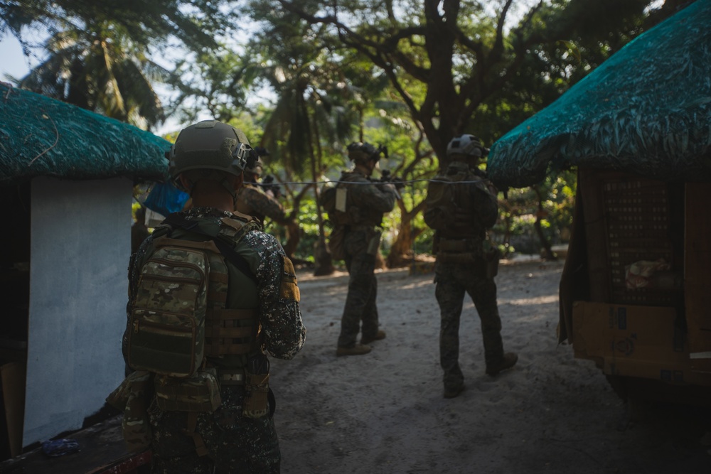 Balikatan 22- U.S. and Philippine Recon Marines Conduct Raids