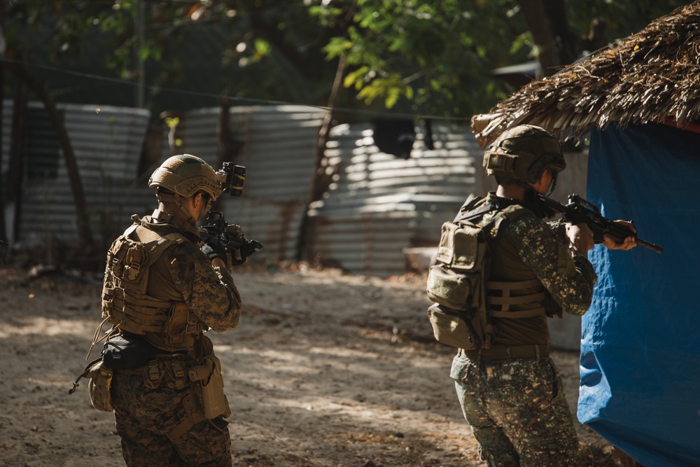 Balikatan 22- U.S. and Philippine Recon Marines Conduct Raids