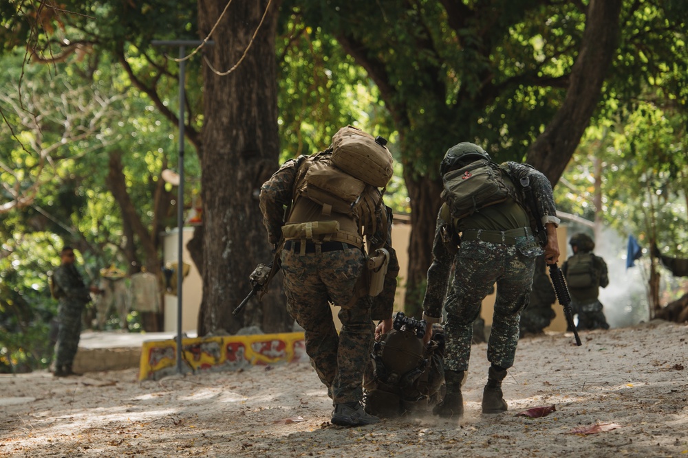 Balikatan 22- U.S. and Philippine Recon Marines Conduct Raids