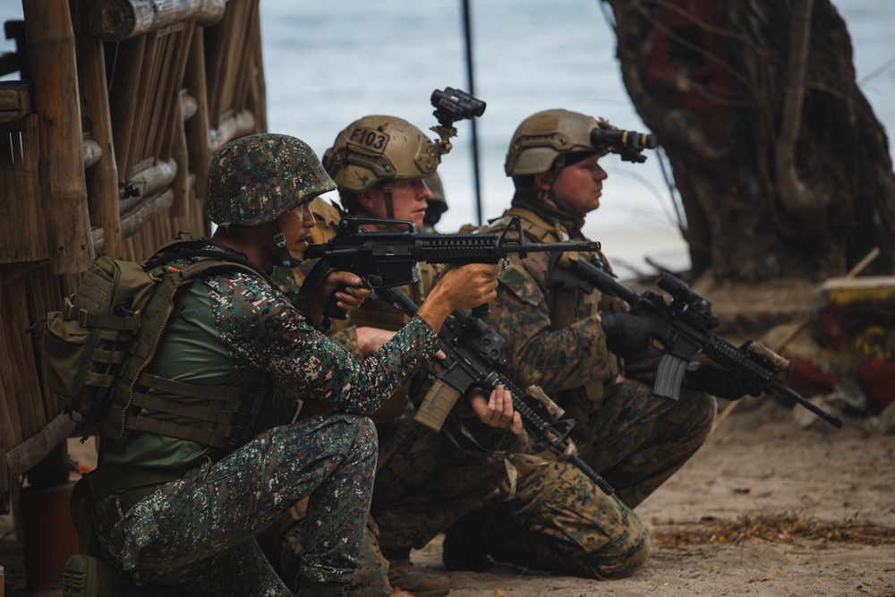 Balikatan 22- U.S. and Philippine Recon Marines Conduct Raids