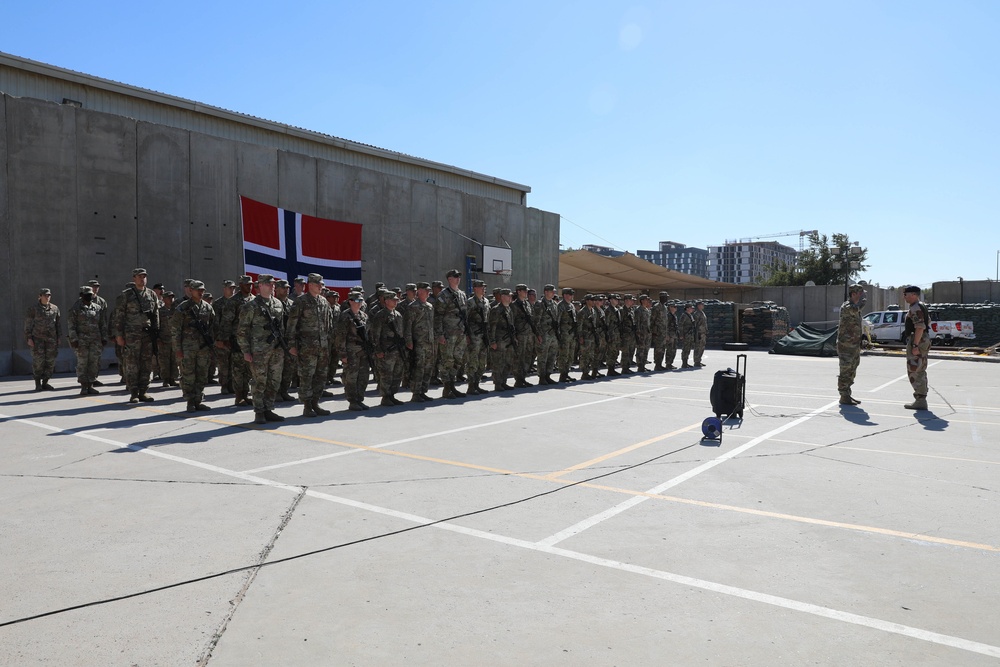 Soldiers receive the Norwegian foot march badge and certificate