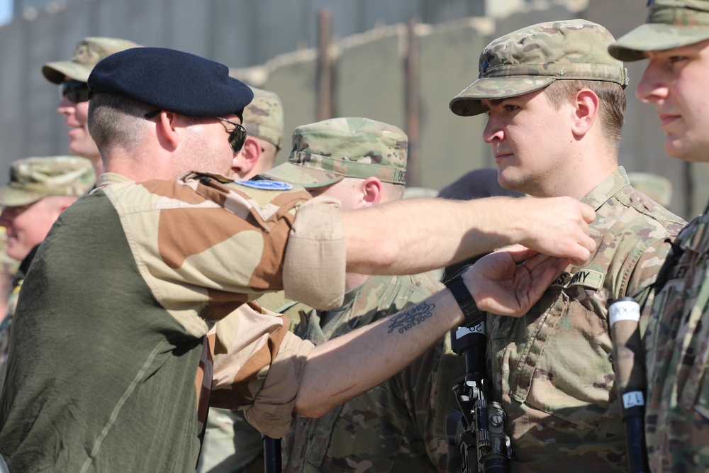 Soldiers receive the Norwegian foot march badge and certificate