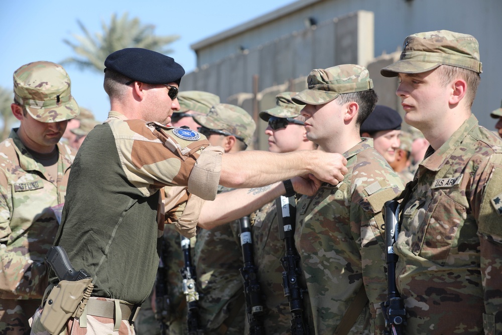 Soldiers receive the Norwegian foot march badge and certificate