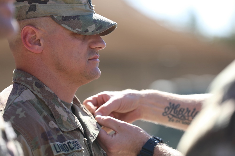 Soldiers receive the Norwegian foot march badge and certificate