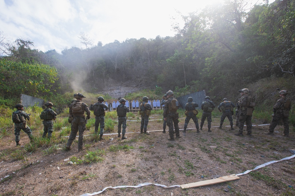 Balikatan 22- U.S. and Philippine Recon Marines conduct a Close Quarters Battle Range