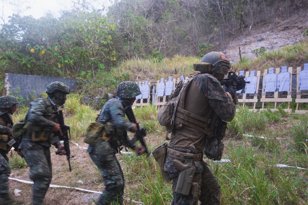 Balikatan 22- U.S. and Philippine Recon Marines conduct a Close Quarters Battle Range