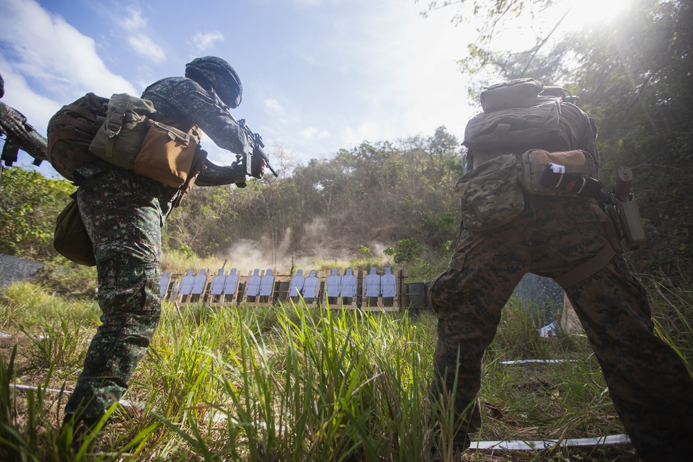 Balikatan 22- U.S. and Philippine Recon Marines conduct a Close Quarters Battle Range