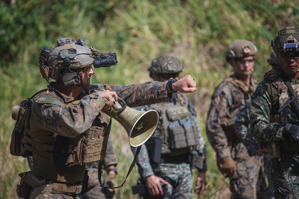 Balikatan 22- U.S. and Philippine Recon Marines conduct a Close Quarters Battle Range