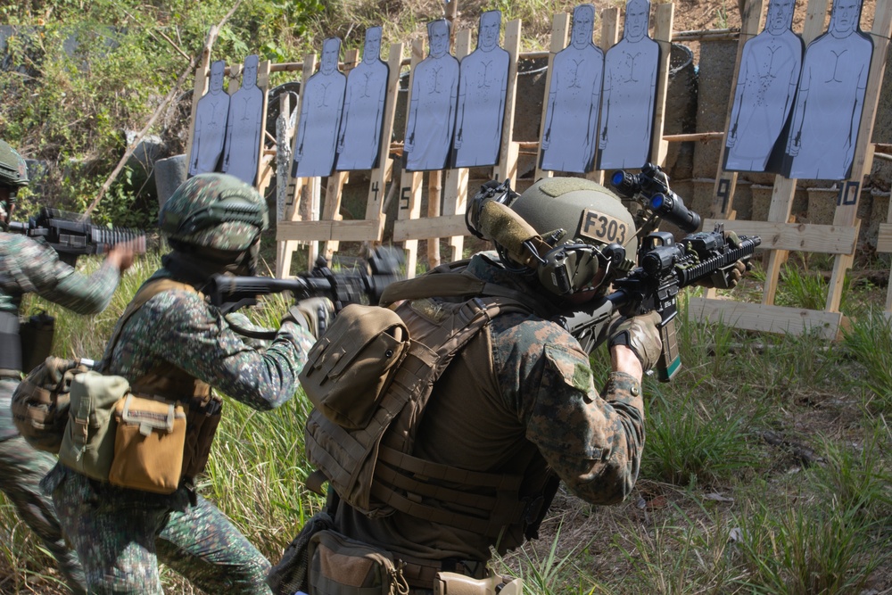 Balikatan 22- U.S. and Philippine Recon Marines conduct a Close Quarters Battle Range