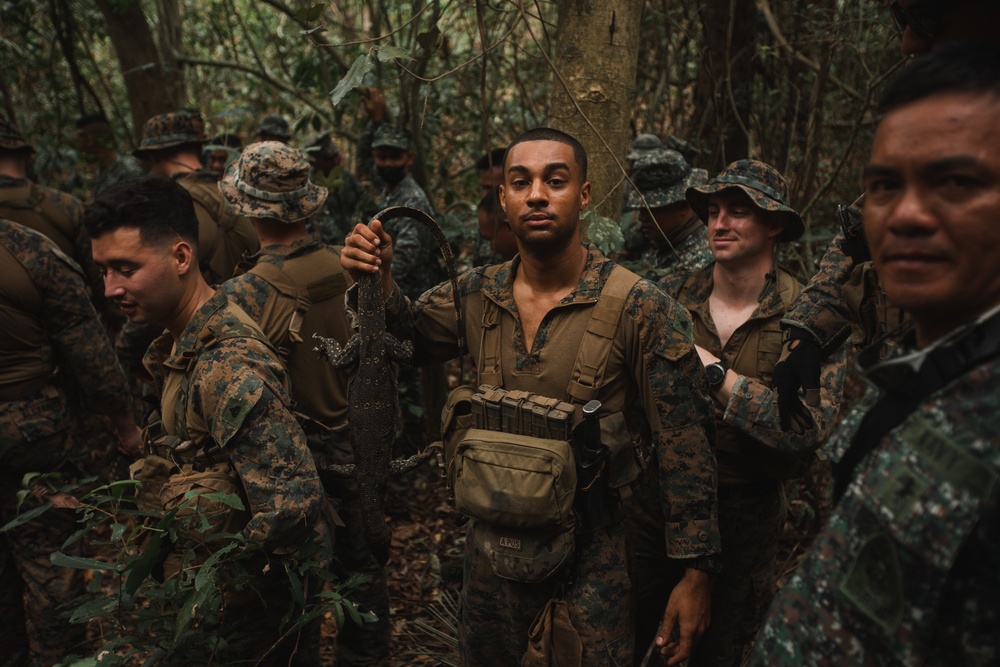 Balikatan 22 – U.S. and Philippine Recon Marines Jungle Survival Training