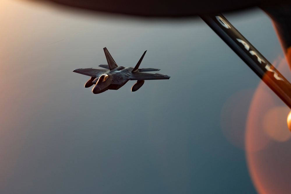 340th EARS connects with F22's