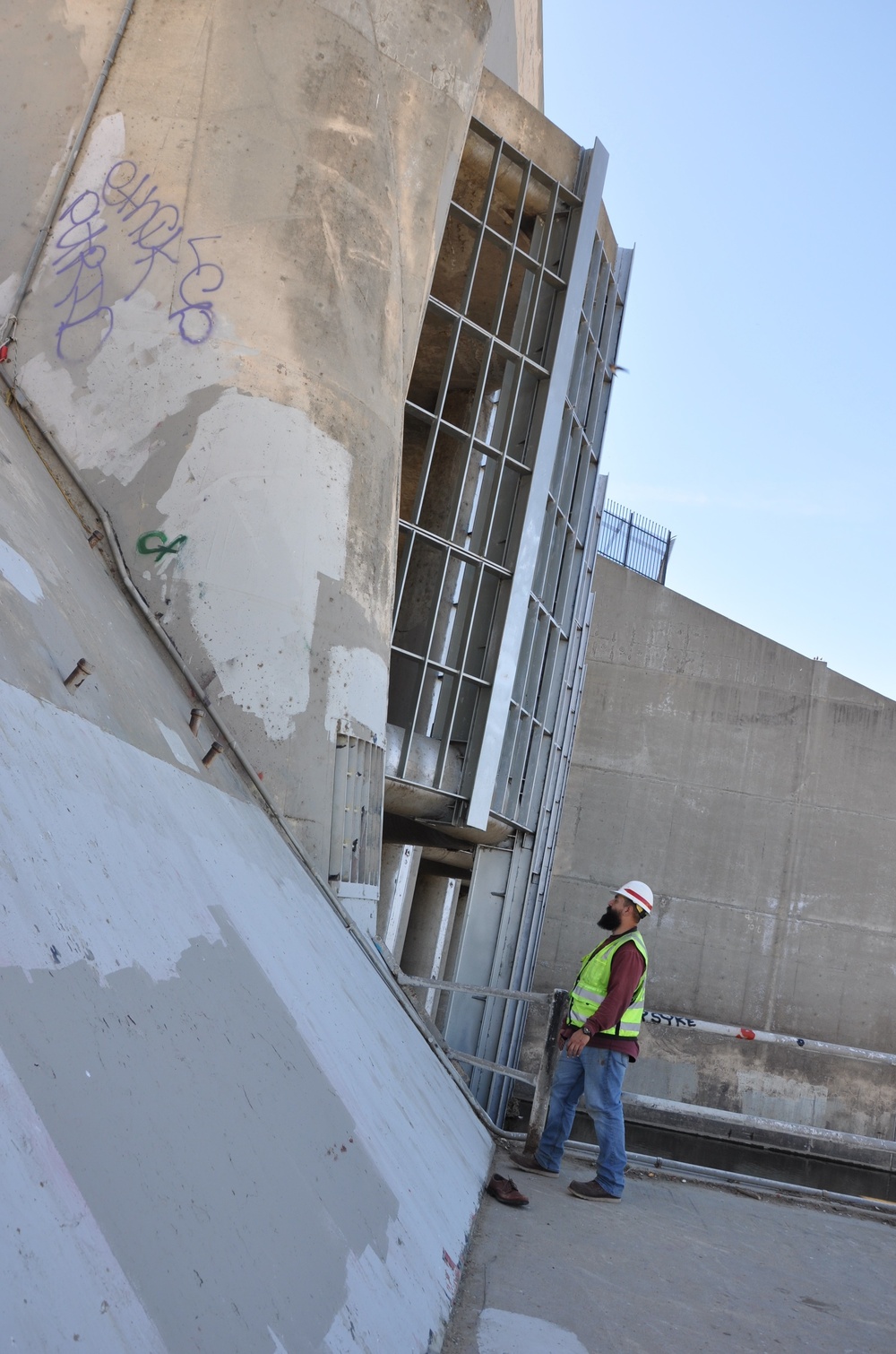 LA, Philadelphia engineers conduct hydraulic steel structure inspection at Sepulveda Dam