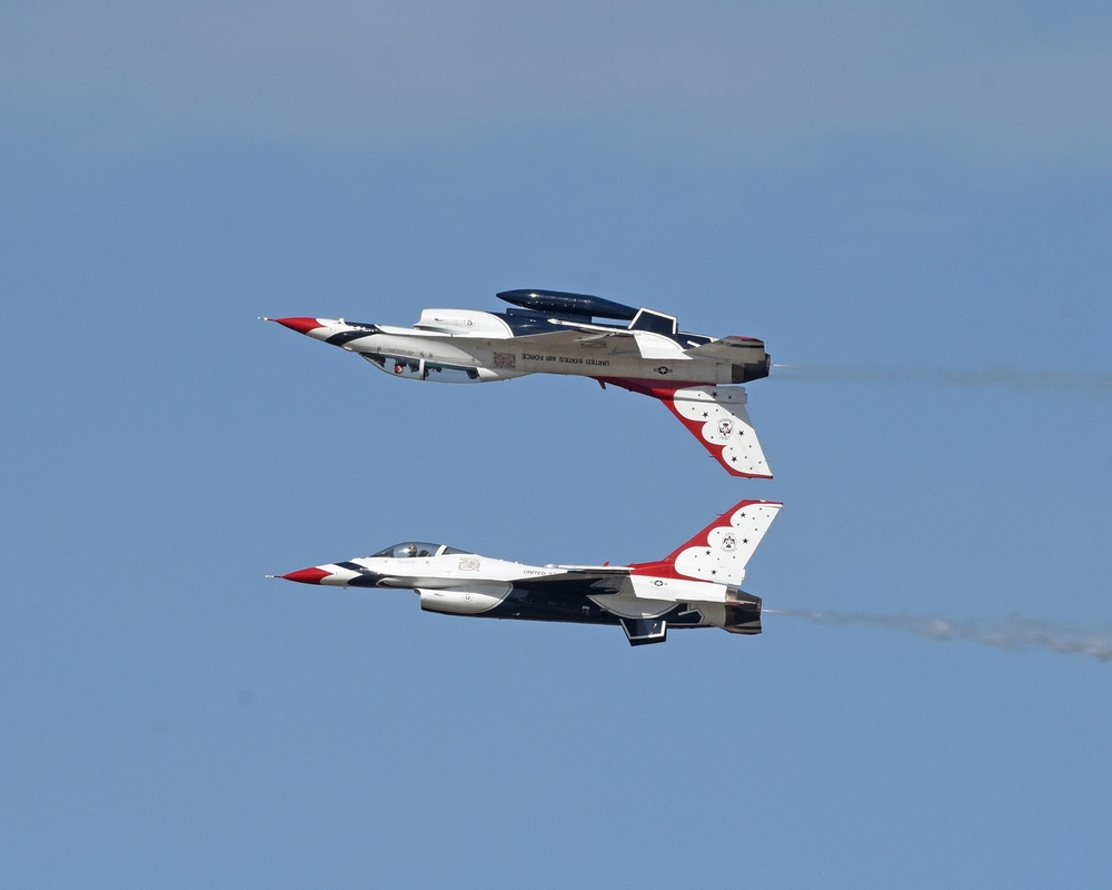 Thunderbirds High-Flying keeps crowds in Awe.