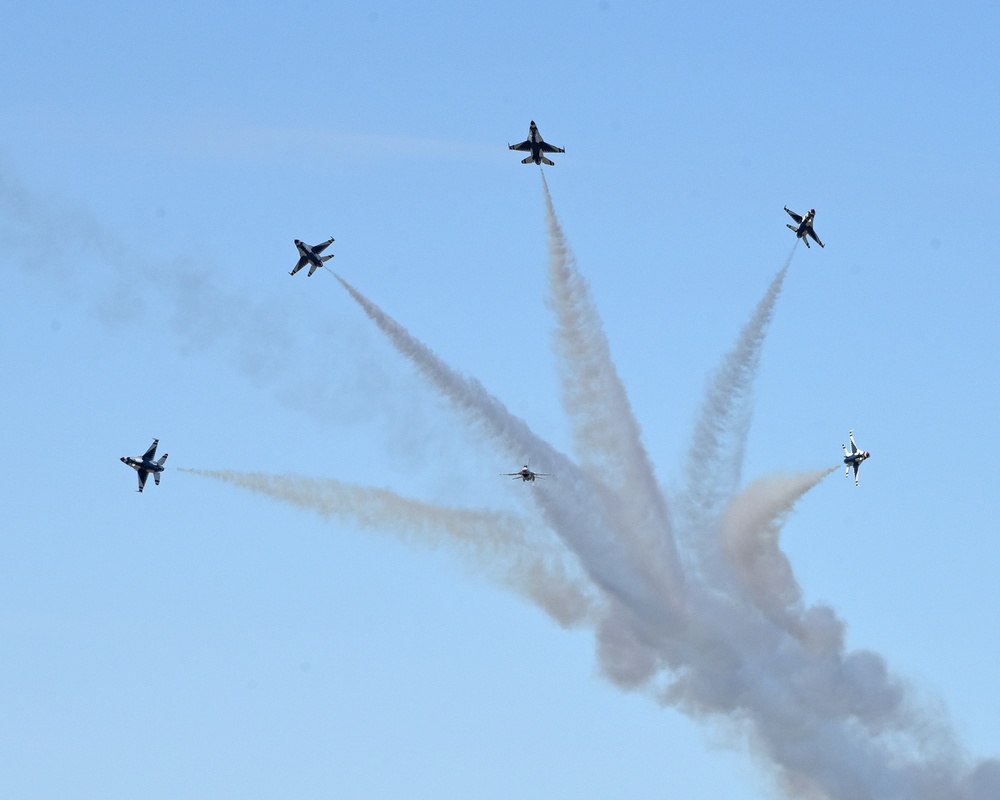 DVIDS - Images - Phenomenal flying USAF Thunderbirds [Image 3 of 8]