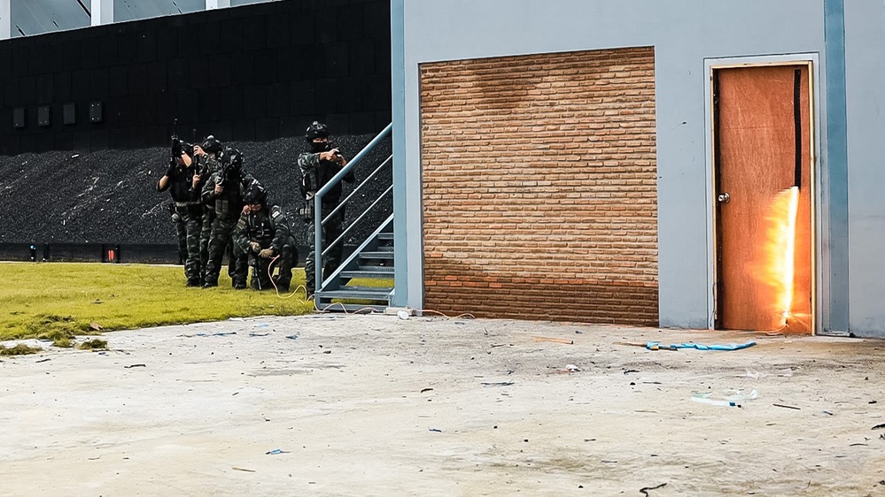 1st SFG (A) Green Berets, members of Thai Counter-Terrorism Operations Center practice breaching fundamentals