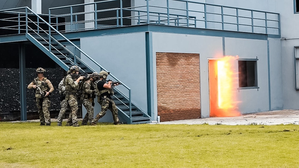 1st SFG (A) Green Berets, members of Thai Counter-Terrorism Operations Center practice breaching fundamentals