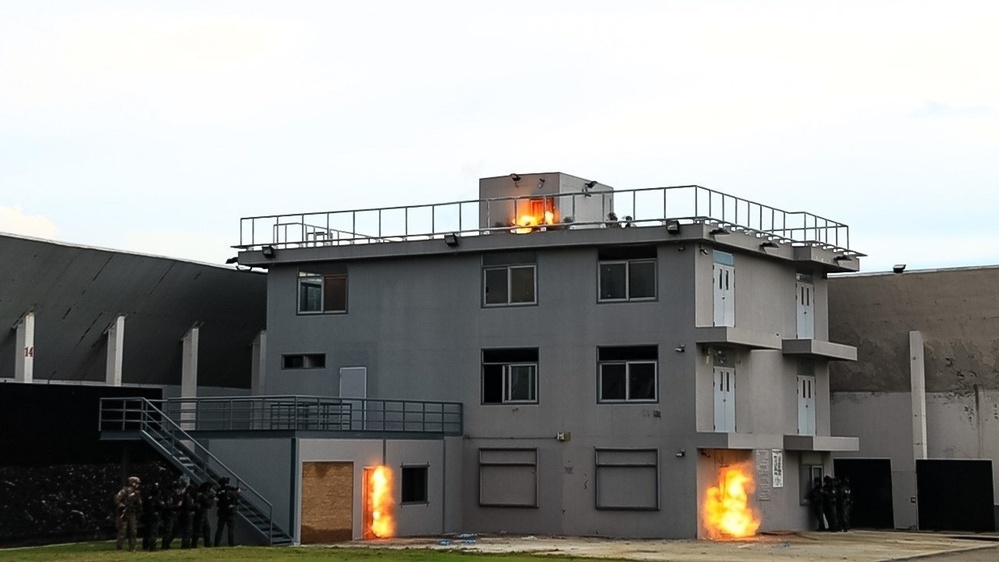 1st SFG (A) Green Berets, members of Thai Counter-Terrorism Operations Center practice breaching fundamentals