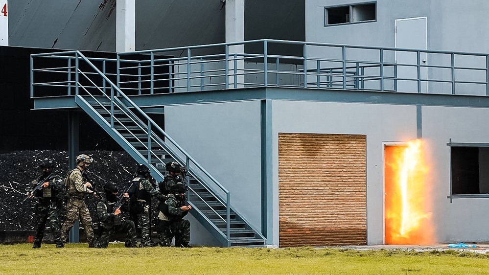 1st SFG (A) Green Berets, members of Thai Counter-Terrorism Operations Center practice breaching fundamentals