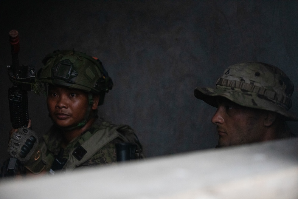 U.S. and Philippine Army Forces Conduct Simulated Raid During Balikatan