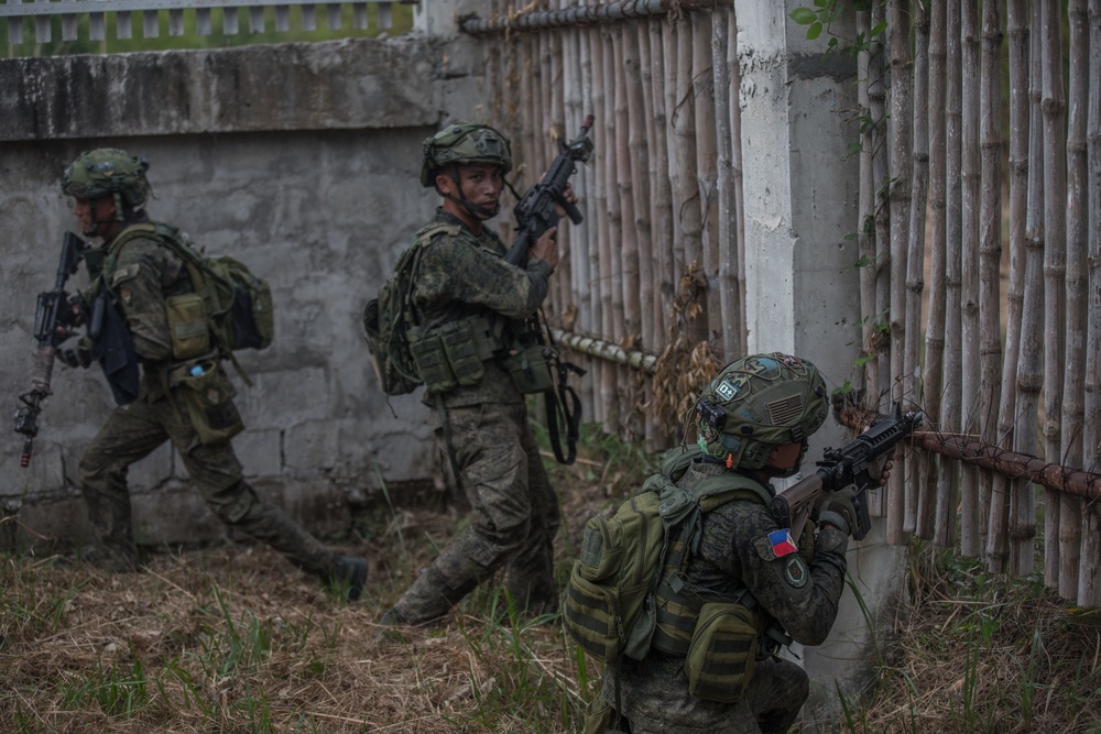 U.S. and Philippine Army Forces Conduct Simulated Raid During Balikatan