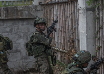 U.S. and Philippine Army Forces Conduct Simulated Raid During Balikatan
