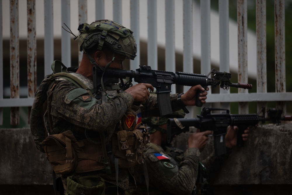 U.S. and Philippine Army Forces Conduct Simulated Raid During Balikatan