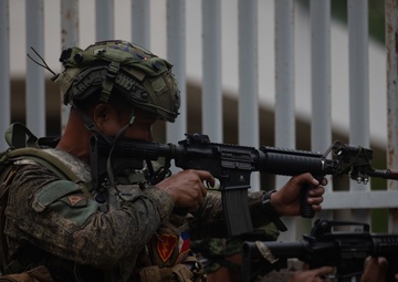 U.S. and Philippine Army Forces Conduct Simulated Raid During Balikatan