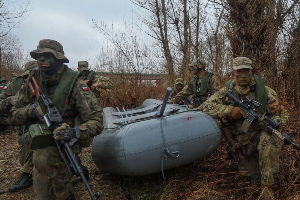 Paratroopers, Polish Allies take part in combined river crossing exercise