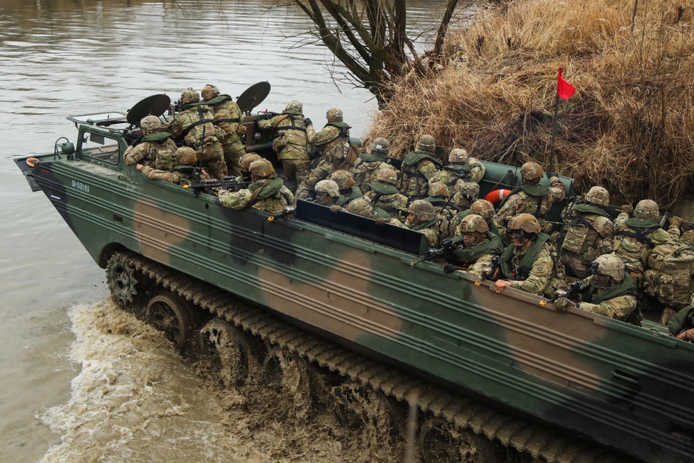 Paratroopers, Polish Allies take part in combined river crossing exercise